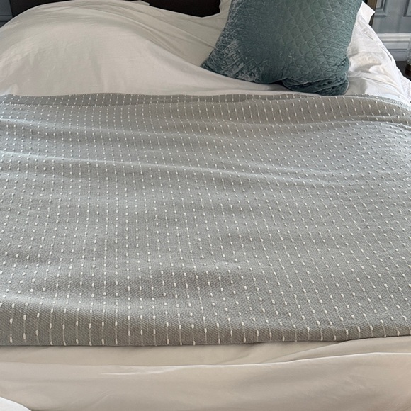 The Farmhouse Rachel Ashwell Throw Blanket - Picture 3 of 5